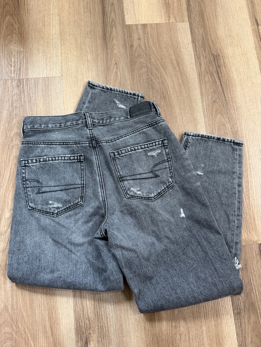 American Eagle Gray Mom Jeans Distressed Knees Denim Pants High Rise Size 6 - Picture 5 of 7